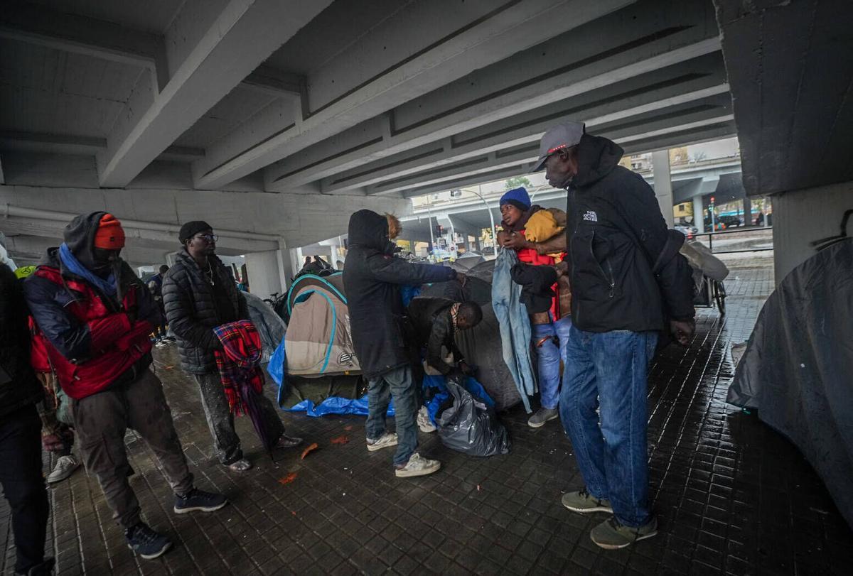 Los desalojados del B9 acampan bajo el puente de la C-31 en Badalona para protegerse de las lluvias intensas Los desalojados del B9 acampan bajo el puente de la C-31 en Badalona para protegerse de las lluvias intensas