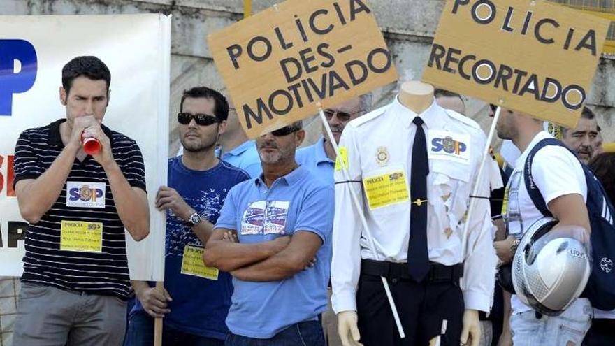 Roberto González, el primero por la izquierda, en un acto de protesta policial de 2012.