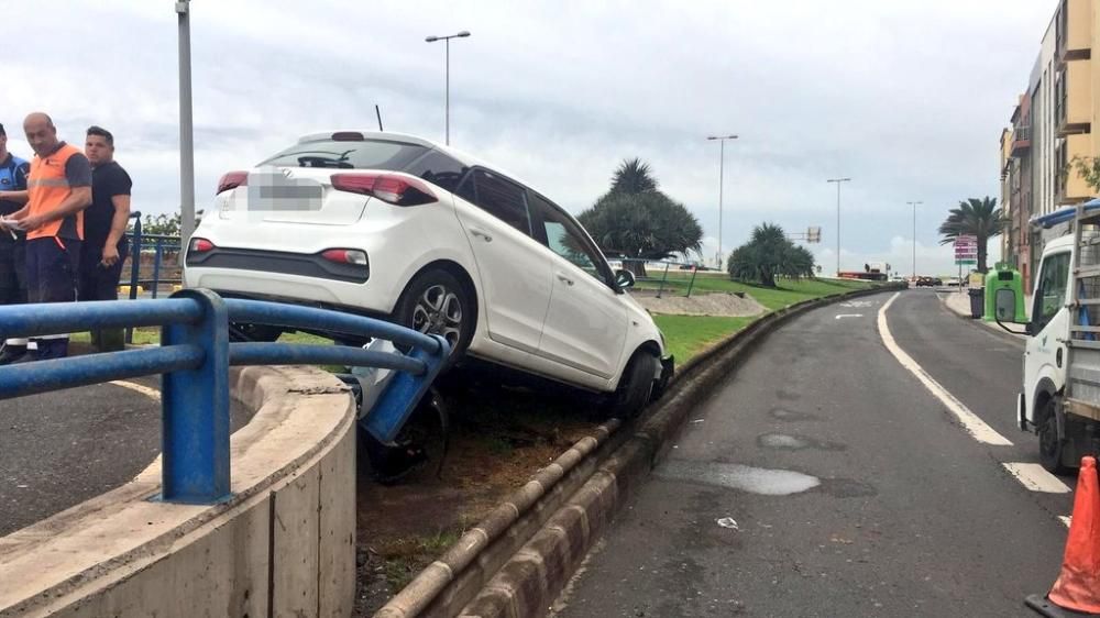 Aparatoso accidente en el aparcamiento del mercado de Vegueta