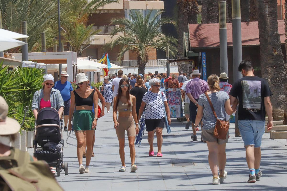 Un paseo de Torrevieja con gente paseando, en su mayoría extranjeros.