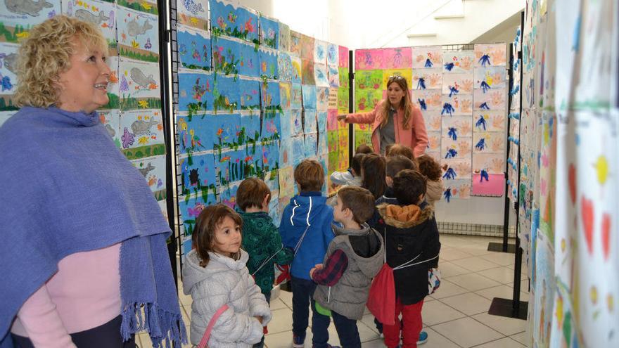 Los escolares de Calp visitan la exposición de dibujos del concurso del Calendario Verde