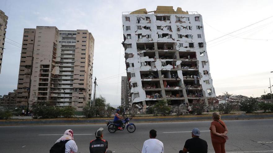 Qué hacer durante un terremoto: protegerse bajo una mesa y no salir al exterior hasta que termine el temblor