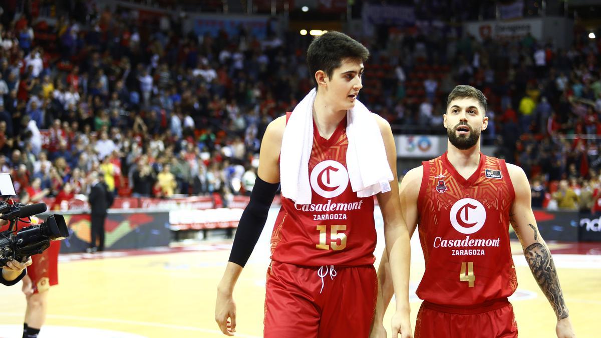 Aday Mara junto a Santi Yusta tras ganarle al Real Madrid.