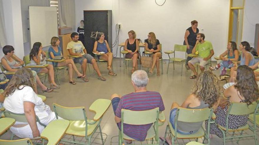 Los docentes de Formentera, durante la reunión de ayer por la tarde.