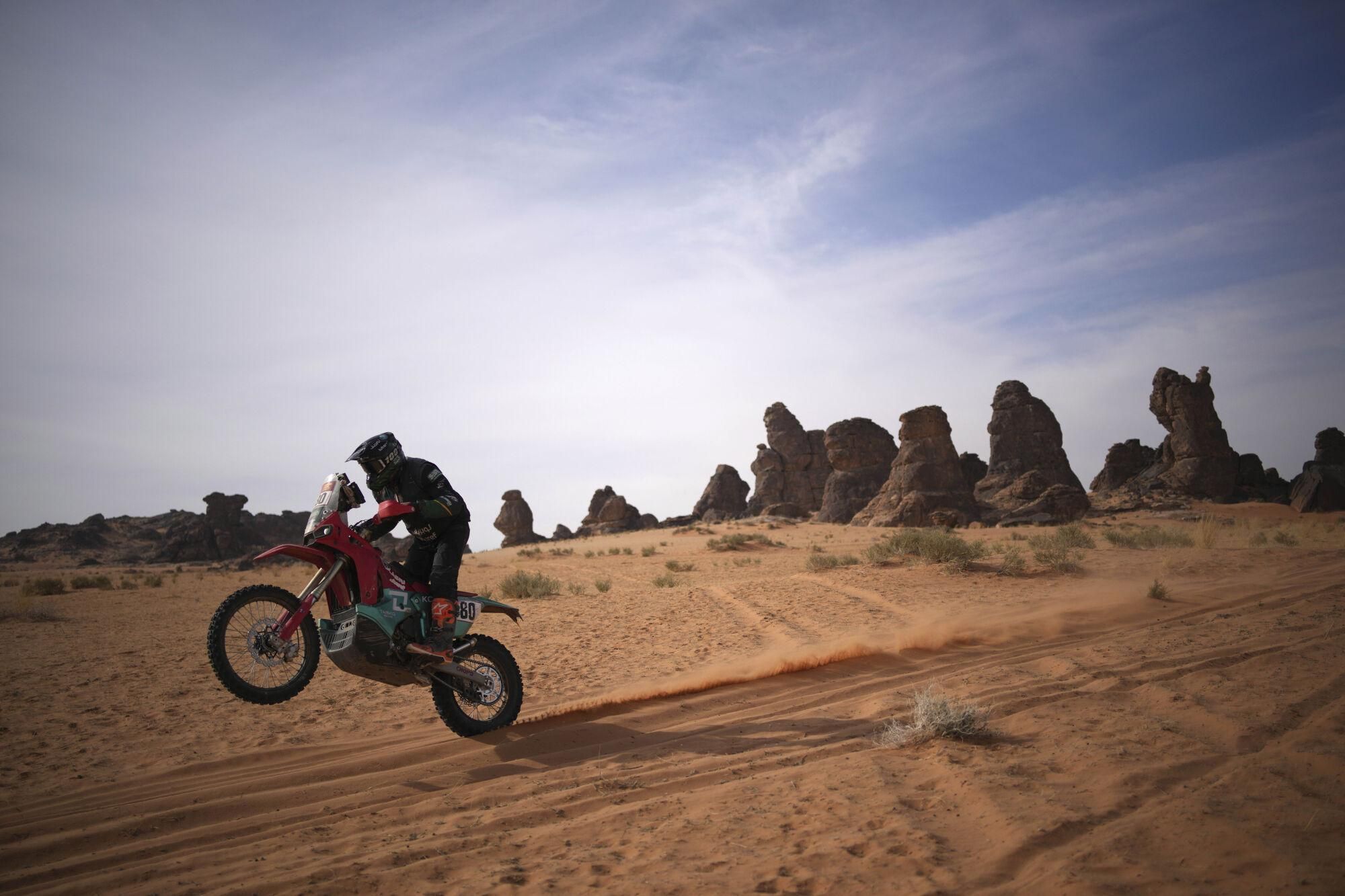 Rider Abdulhalim Almogheer competes during the fifth stage of the Dakar Rally between Alula and Hail, Saudi Arabia, Thursday, Jan. 9, 2025. (AP Photo/Christophe Ena). EDITORIAL USE ONLY / ONLY ITALY AND SPAIN