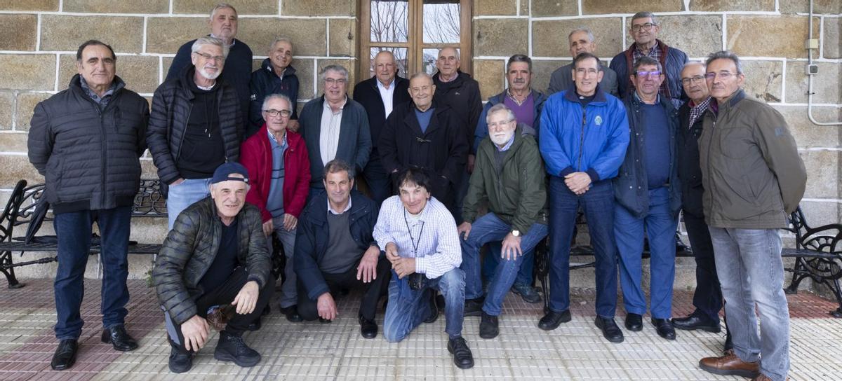 Antonio González Roade, no centro, nun encontro con exalumnos dos anos 50 aos 70 do pasado século. |
