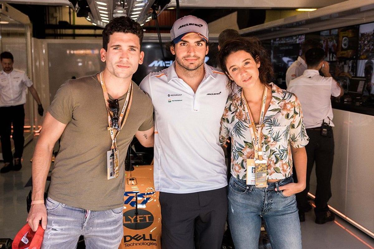 Jaime Lorente y María Pedraza con Carlos Sainz Jr.