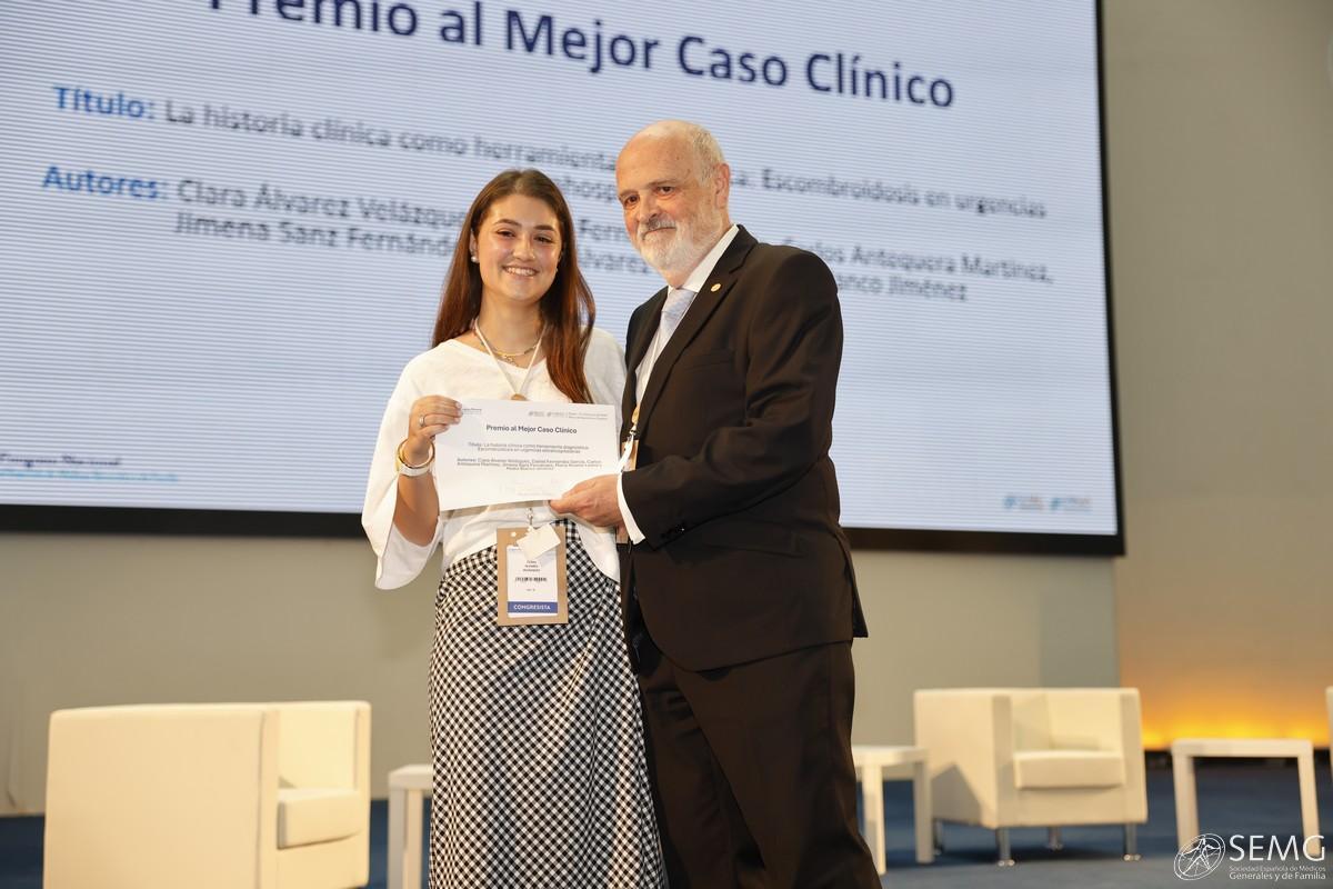 Clara Álvarez Velázquez, recogiendo el premio Mejor Caso Clínico.