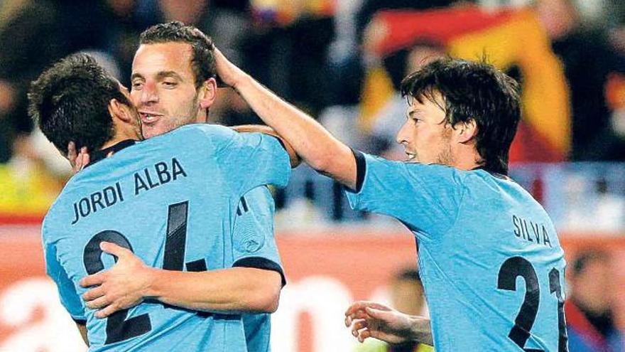 Jordi Alba y Silva felicitan a Soldado por uno de sus goles.