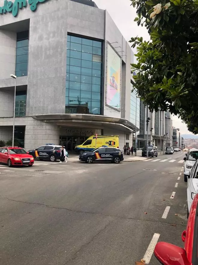 Detenida una persona por un intento de robo con violencia en El Corte Inglés de Santiago