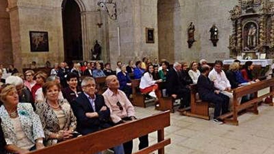 Desde la izquierda, un momento de la misa en la iglesia de San Juan, que aparece sobre estas líneas; y a la derecha homenaje a Gonzalo Tola Hernández, que recibió una placa.