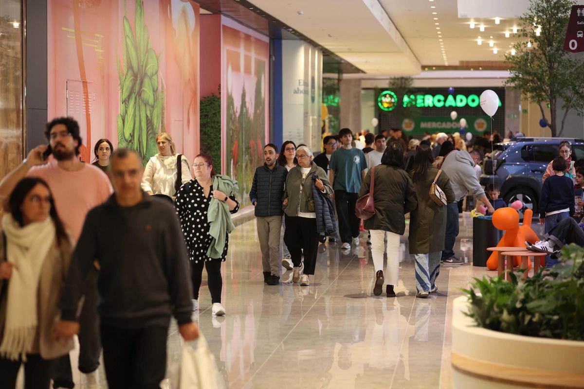 Colas en Marineda City en el primer día tras la apertura de nuevas tiendas