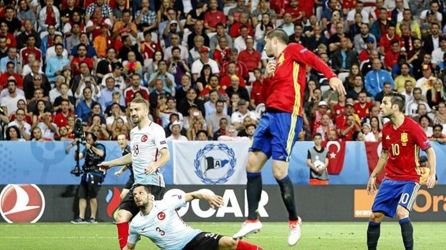 La gran rematada de cap d&#039;Álvaro Morata, a centrada de Cesc, es va convertir en el primer gol del partit
