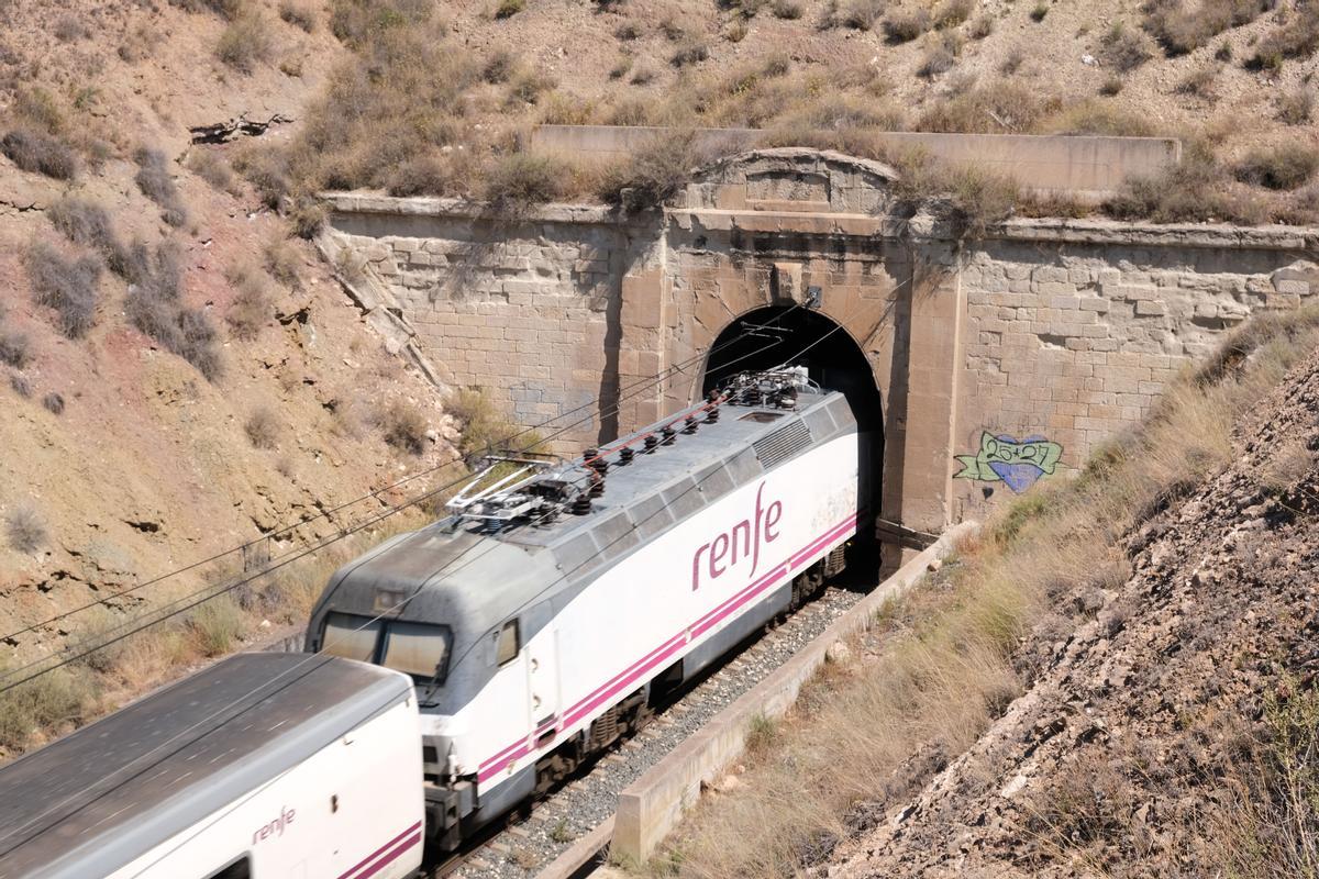 El túnel del tren de Elda, el único de la línea Alicante-Madrid, tendrá tres carriles y nueva catenaria.