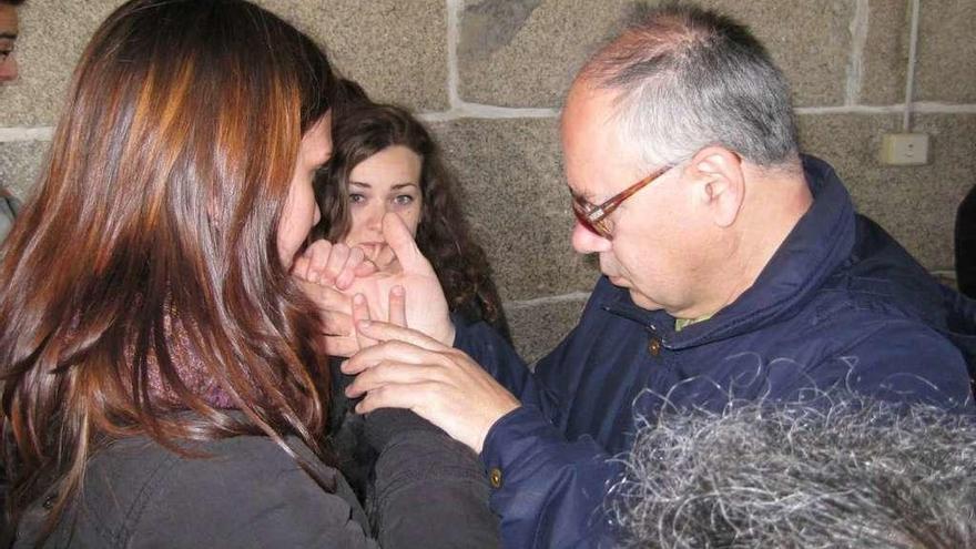 Una voluntaria y un sordociego se comunican con la lengua de signos apoyada.