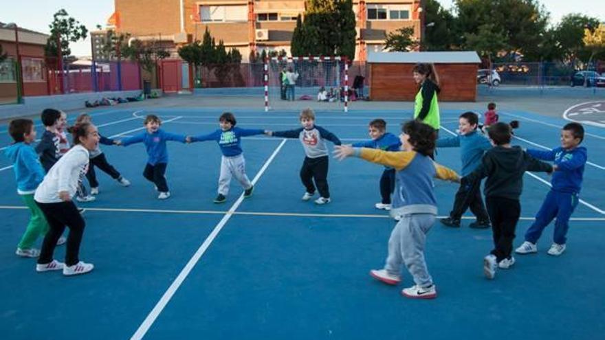 Un grupo de niños juega en el patio de un colegio de la ciudad, en imagen de archivo.