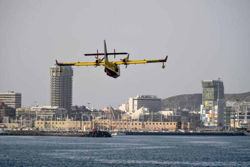 25-02-20 LAS PALMAS DE GRAN CANARIA. BAHIA DE LA CAPITAL. LAS PALMAS DE GRAN CANARIA. Amerizaje de los hidroaviones en la bahia capitalina para recoger agua.    Fotos: Juan Castro.  | 25/02/2020 | Fotógrafo: Juan Carlos Castro