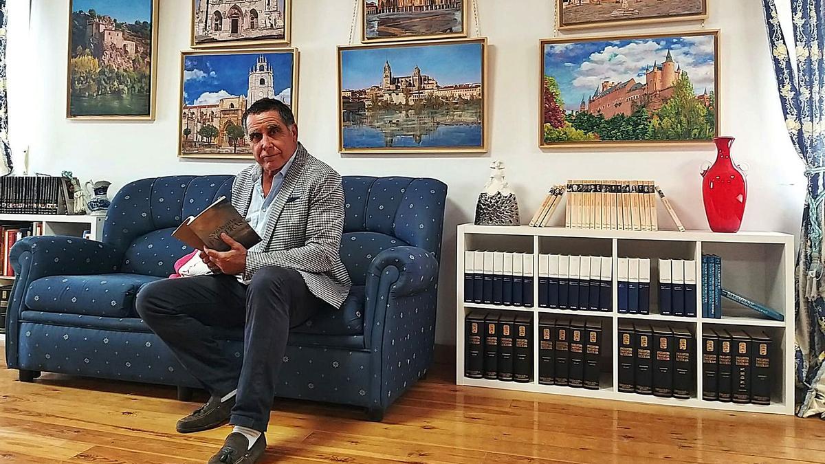 Laudelino Pino, en su casa de Marquiz de Alba, frente a una colección de cuadros de Castilla y León, pintados por él. | A. B.