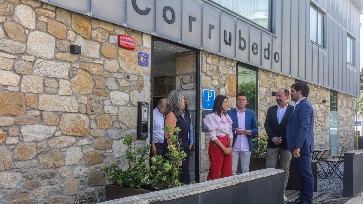 Pola dereita, Alberto Rodríguez, Xosé Merelles, José Ramón Romero e María Sampedro, ás portas do hotel Alda Corrubedo.