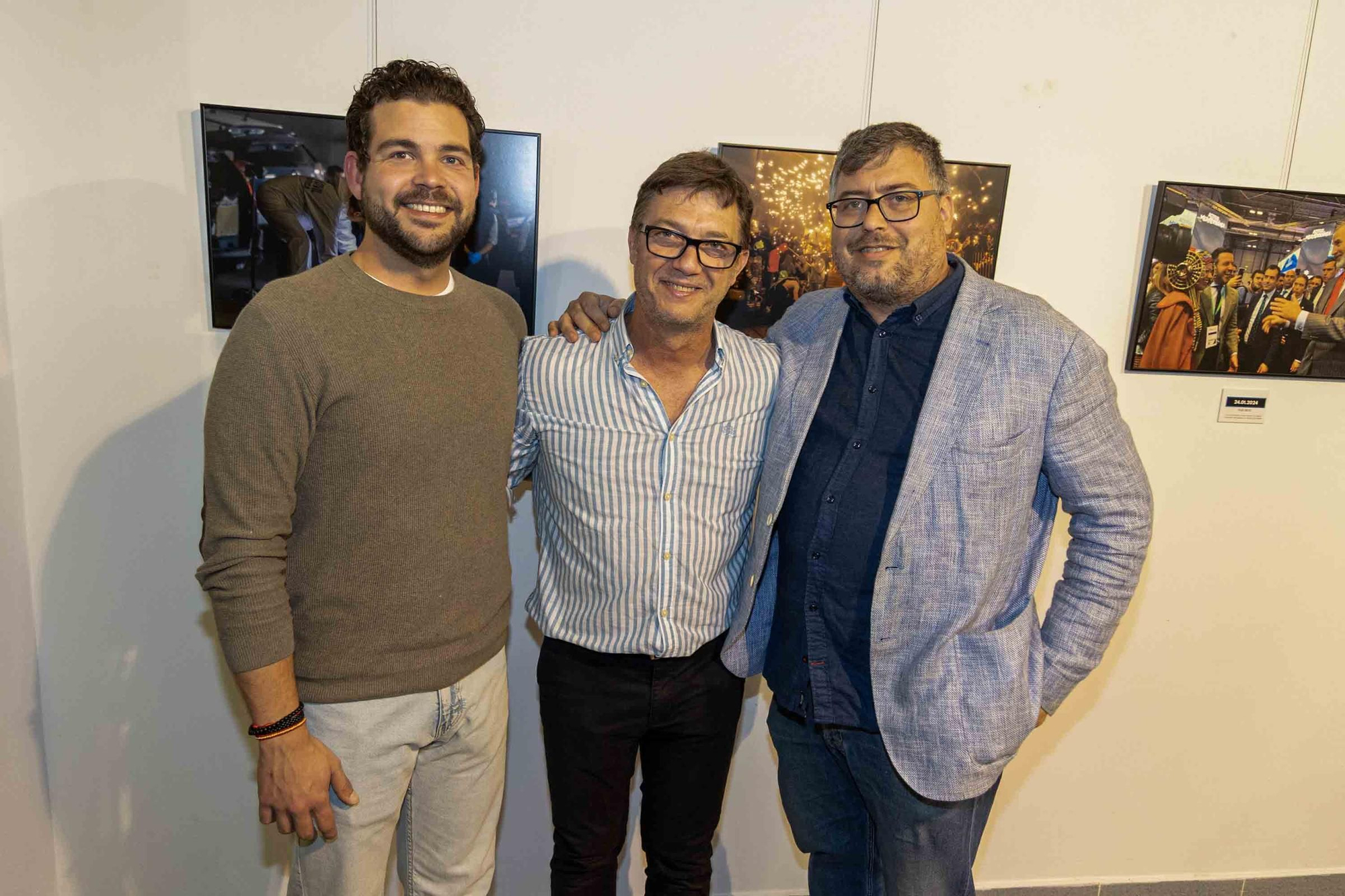lleno total en la inauguración de INFotoperiodistas 2024,. un año de fotografía de prensa en Alicante