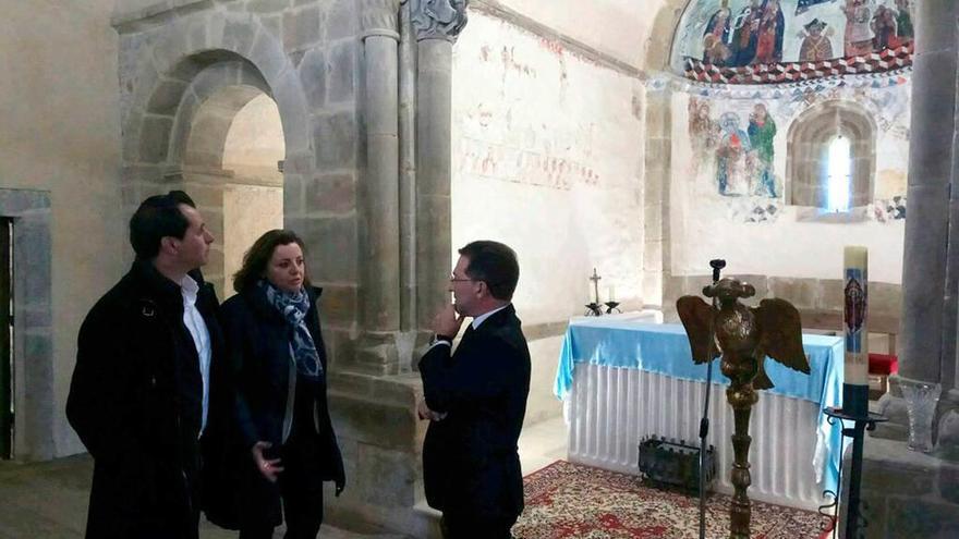 David Moreno, Otilia Requejo y Genaro Alonso, en la iglesia de San Vicente de Serrapio.