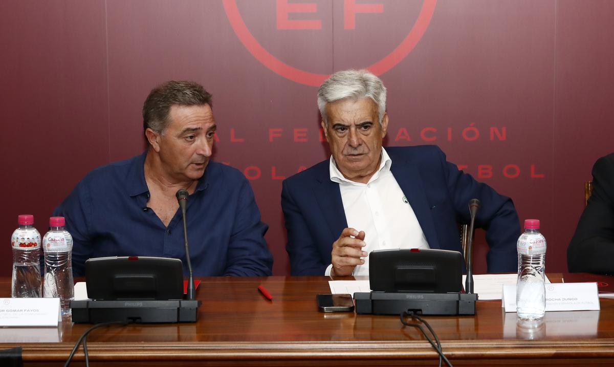 El presidente interino de la RFEF, Pedro Rocha (a la derecha), y el presidente de la Federación Valenciana, Salvador Gomar, durante la reunión de este lunes en Las Rozas.