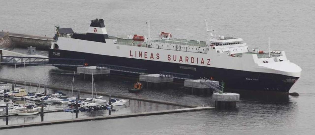 El &quot;Suar Vigo&quot;, en plena maniobra de pruebas en la nueva línea de atraque de Bouzas, en la tarde del 25 de septiembre. // R. Grobas