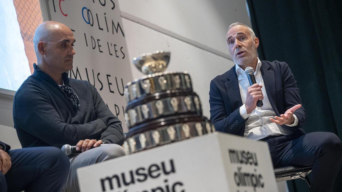 Joan Balcells y Àlex Corretja, con la Ensaladera en el Museu Olímpic.