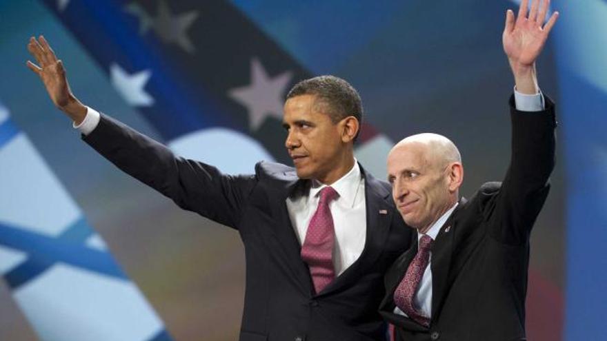 Obama saluda, enlazado al presidente del principal «lobby» judío, Lee Rosenberg.