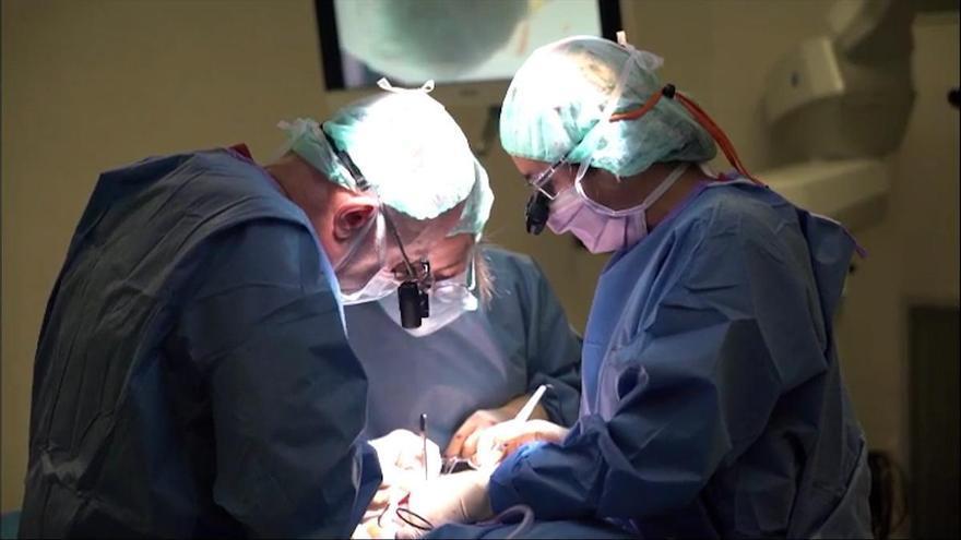 Anestesistas y cirujanos de siete hospitales de la Región se suman a la huelga de horas extra