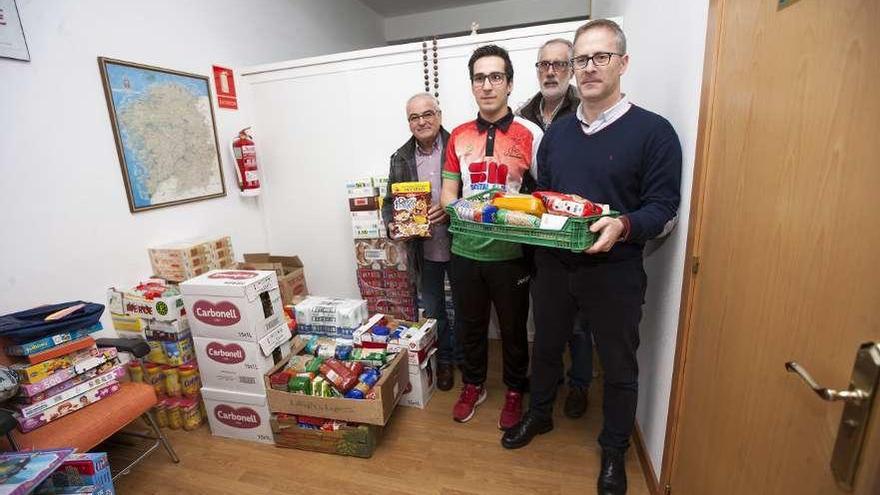 Vázquez, Dios, Dubert y Pena con los alimentos recaudados en el local de Cáritas. // Bernabé/Cris M.V.