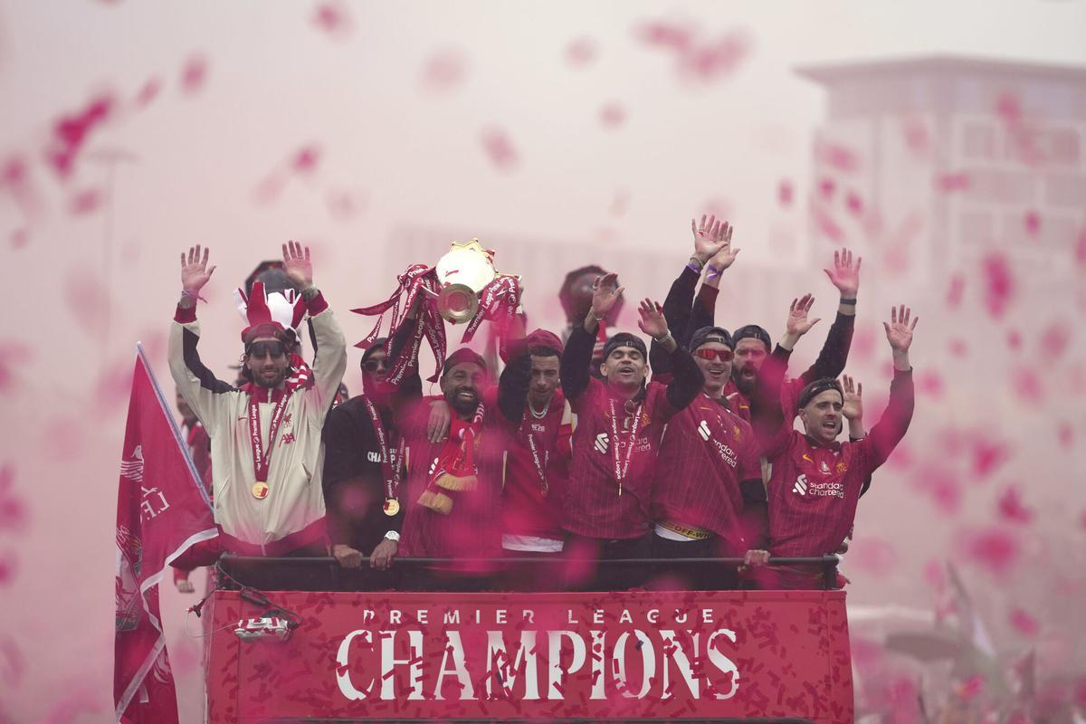 El Liverpool celebra su título de la Premier League.