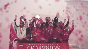 El Liverpool celebra su título de la Premier League.