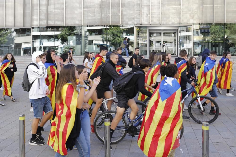 Un centenar d'estudiants tallen durant uns minuts la carretera de Barcelona, a Girona