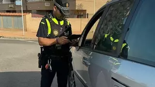 Un conductor en Orpesa a recoger su coche inmovilizado por ir borracho... yendo también borracho