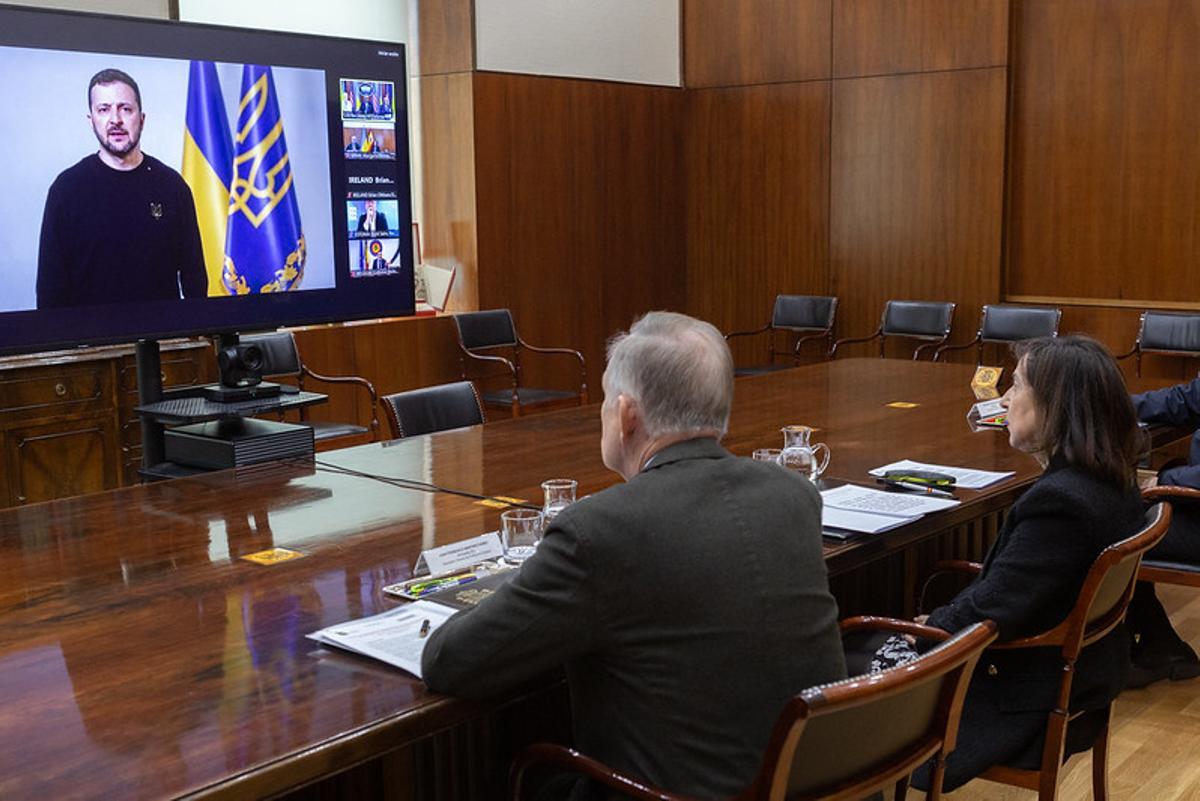 La ministra de Defensa, Margarita Robles, y el secretario general de Política de Defensa, almirante Juan Francisco Martínez Núñez, en una videoconferencia con el presinte ucraniano, Volodimir Zelenski, el pasado 24 de abril..