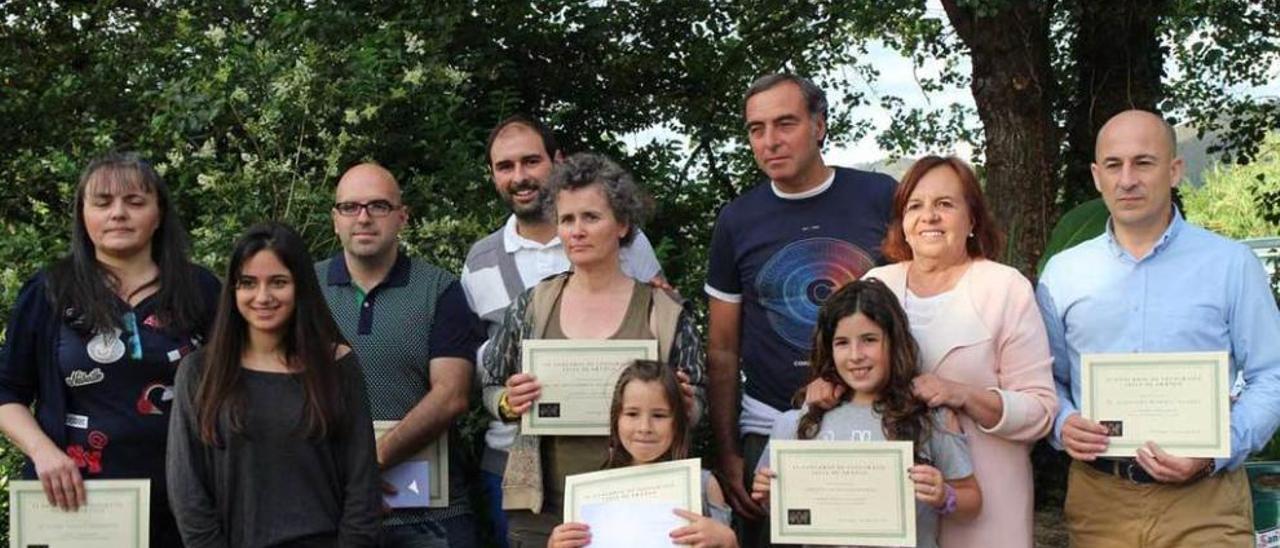 Xavi Giménez (cuarto por la derecha) durante la entrega de premios del concurso de fotografía del Valle de Arango, el pasado sábado, en Quintana.