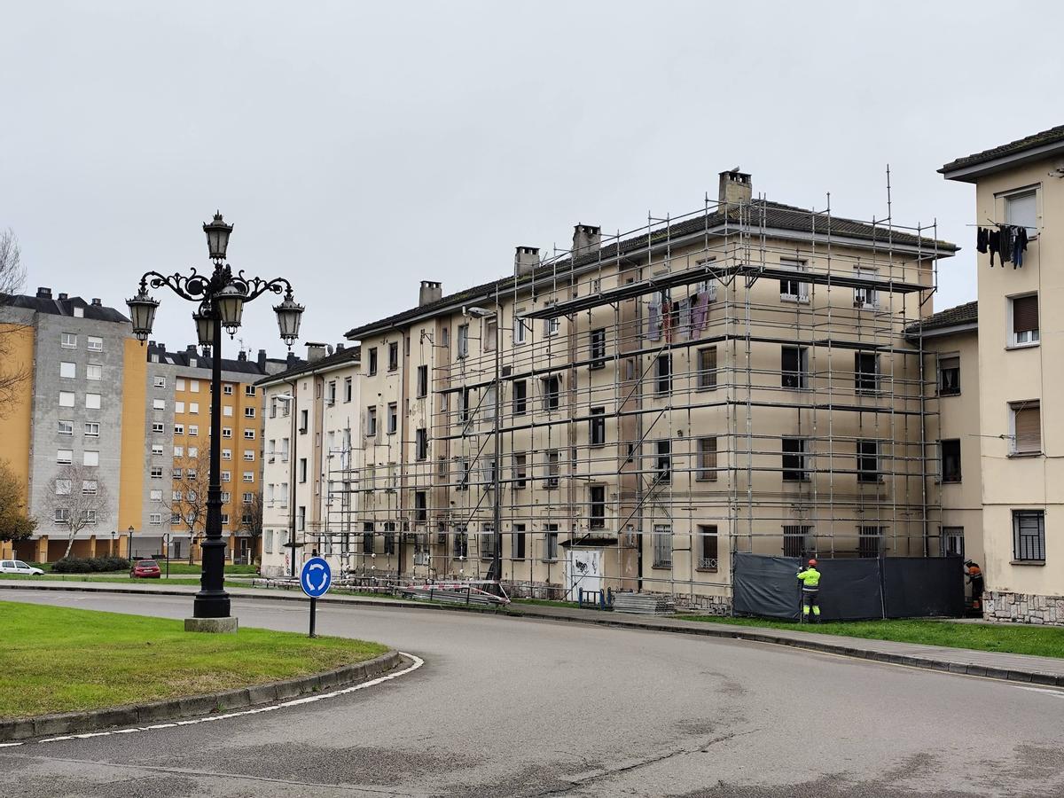 Los andamios comienzan a instalarse en Ventanielles.