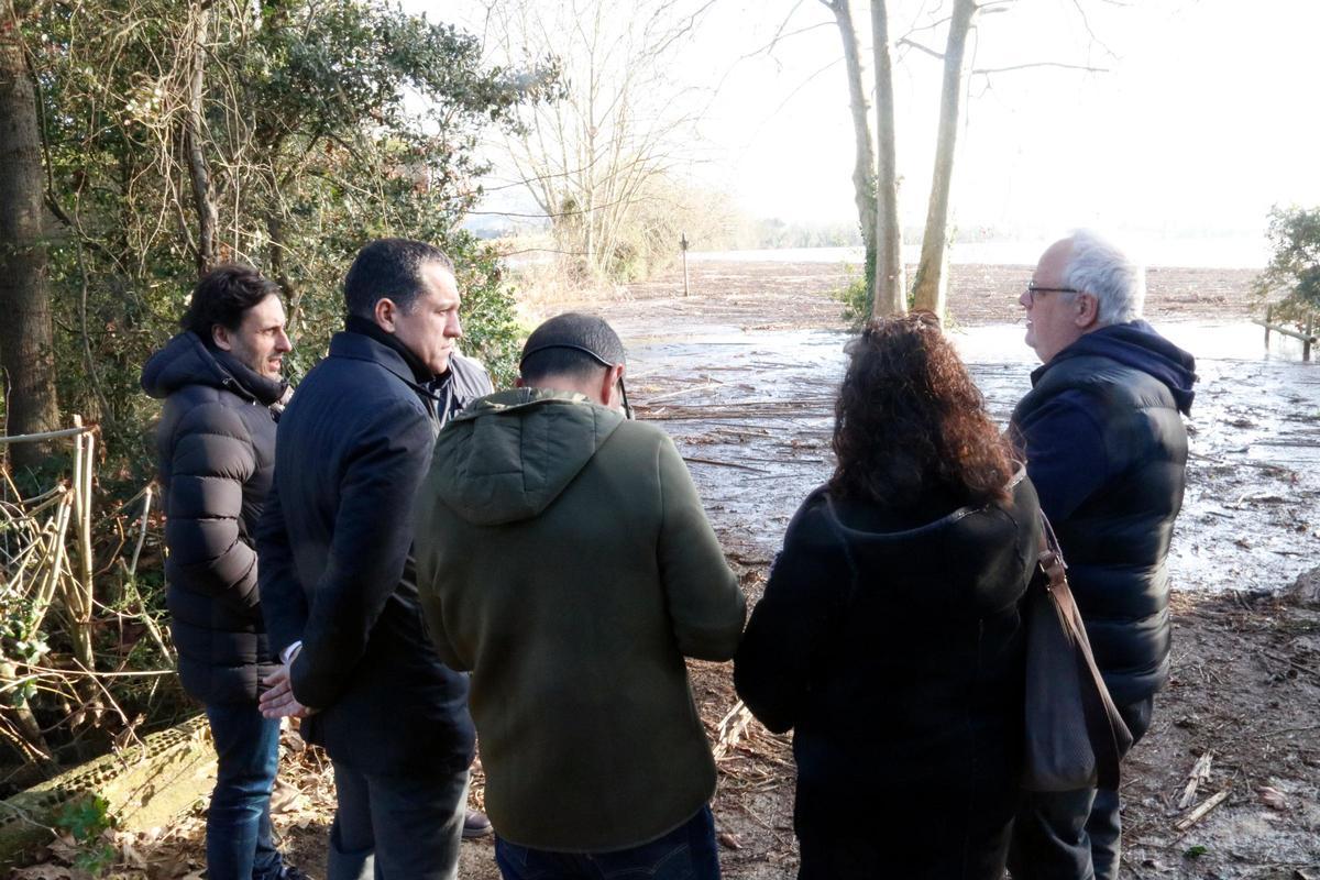 El conseller Ordeig visitant uns camps d'arròs inundats a Pals.