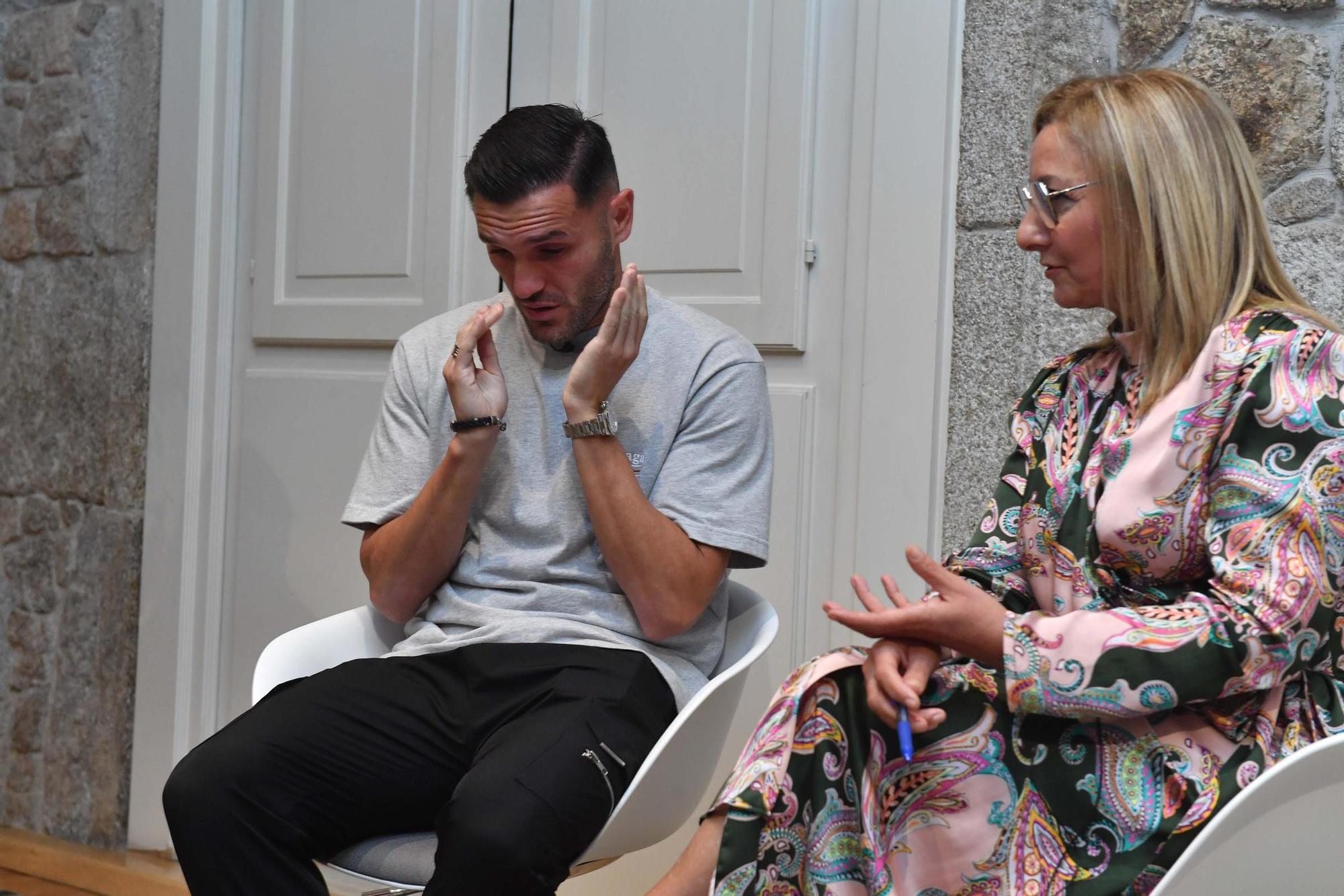 Lucas Pérez recuerda a sus abuelos en un encuentro de Cruz Roja