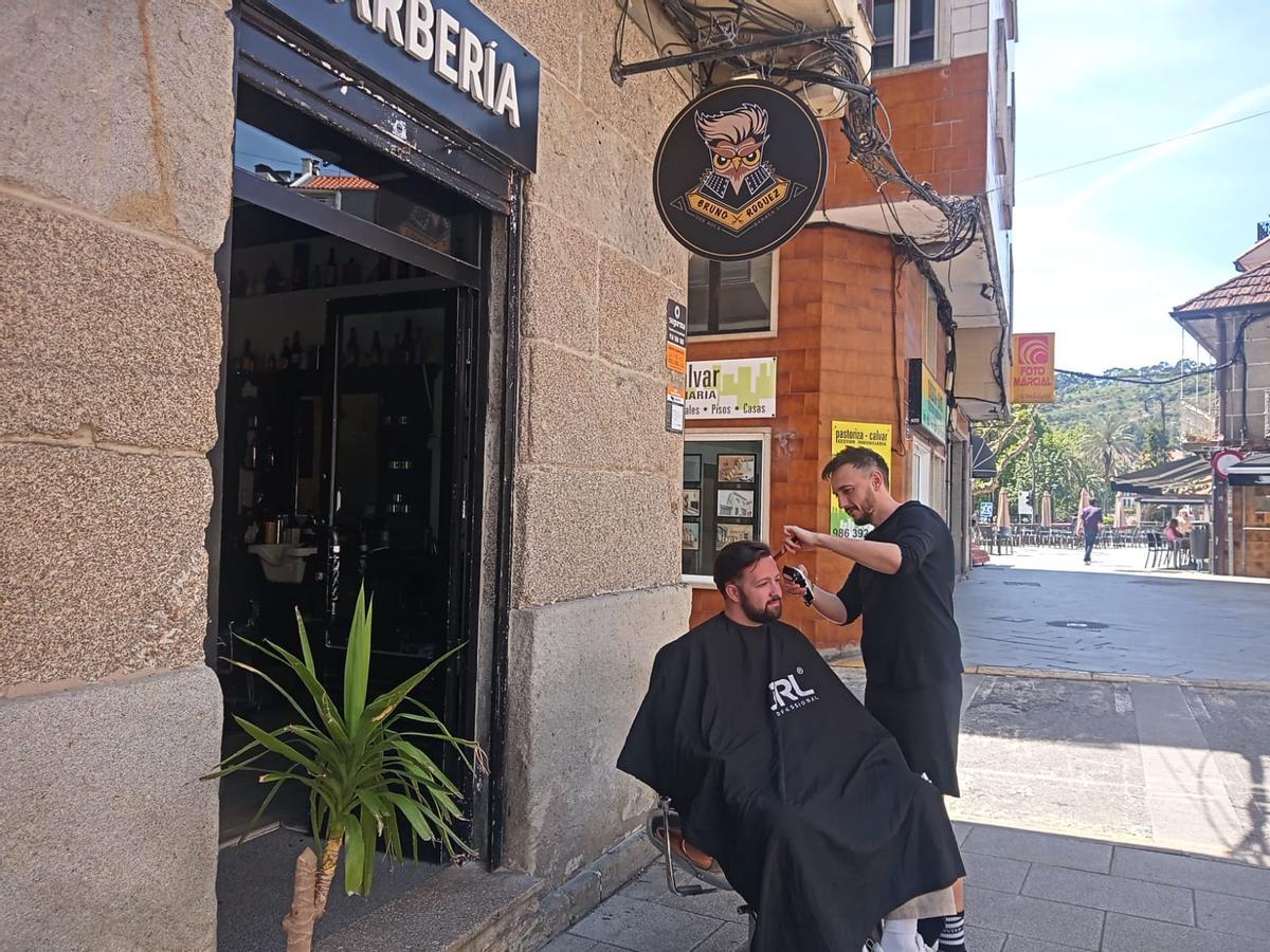 La barbería trabajando el lunes del apagón en la calle.