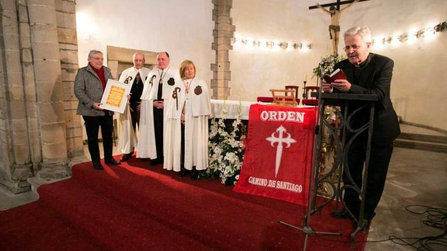 Por la izquierda, Josefa Sanz, Javier Marqués, Carlos Guardado, Begoña Corao y el párroco, José Antonio Rodríguez Montoto, ayer, durante el acto.