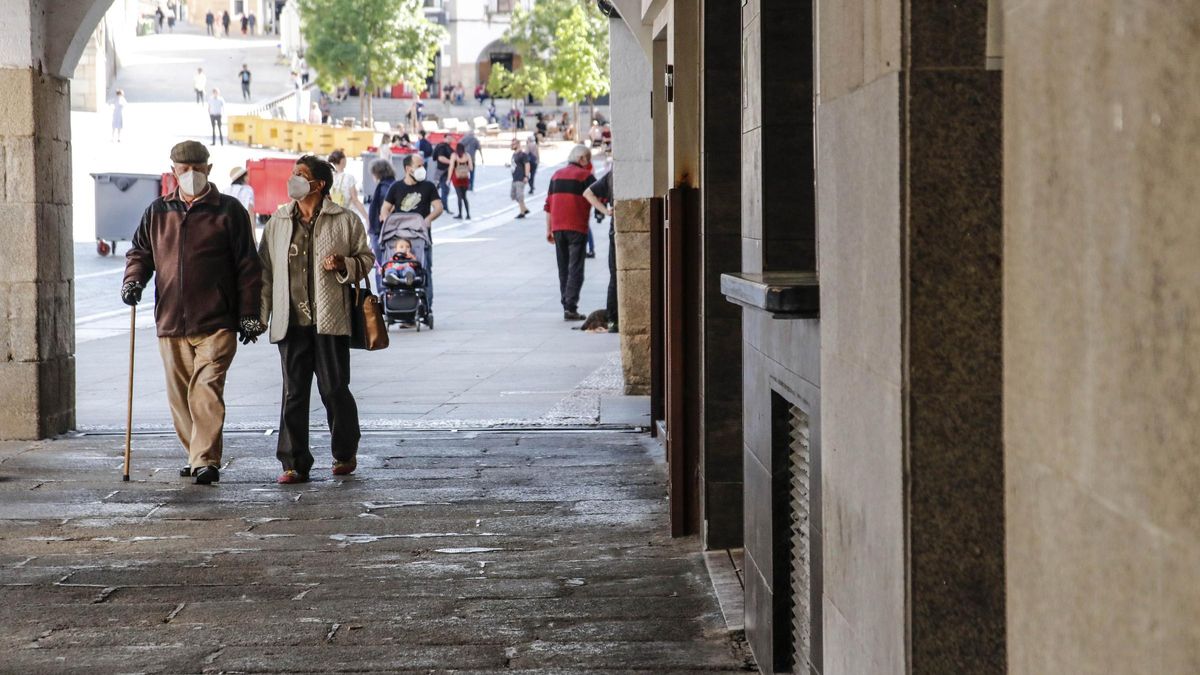 Soportales de la plaza donde se instalan barras.