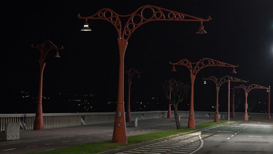 Farolas del paseo marítimo. | // VÍCTOR ECHAVE