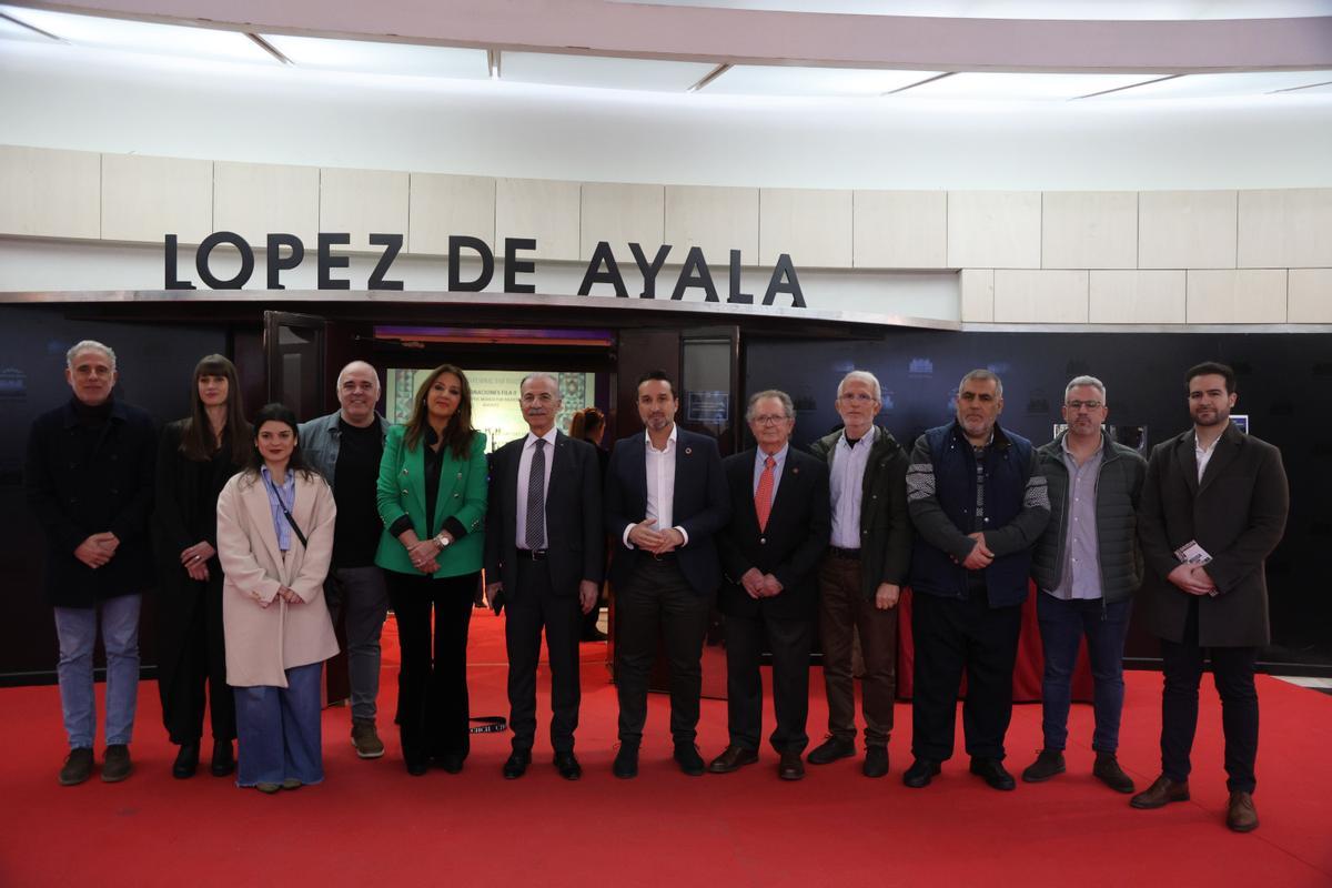 El embajador palestino, Husni Abdelwahed, junto con algunos representantes de la Diputación