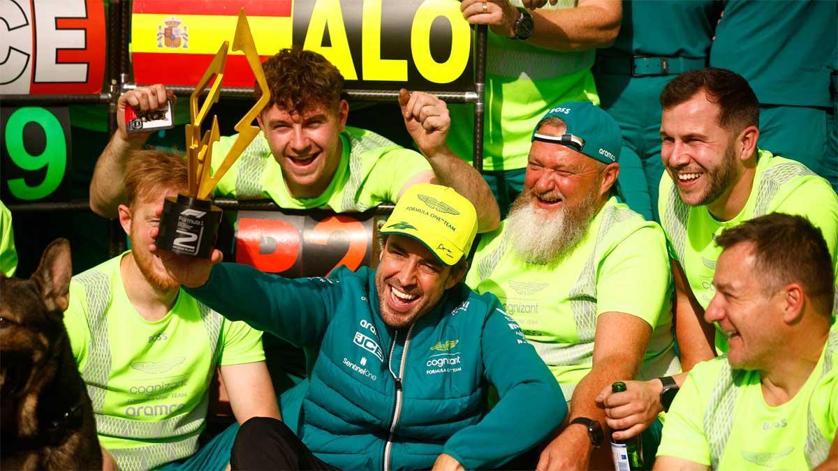 Alonso celebra su podio en Canadá con los miembros de Aston Martin
