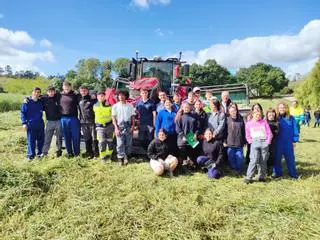 Exhibición de maquinaria agrícola en la escuela de formación de Sergude