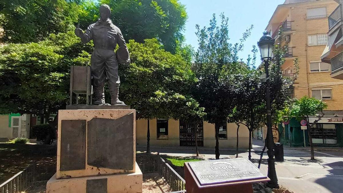 Monumento tirador con el himno de la Cordà de Paterna.