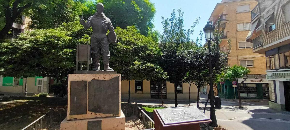 Monumento tirador con el Himno de la Cordà de Paterna.