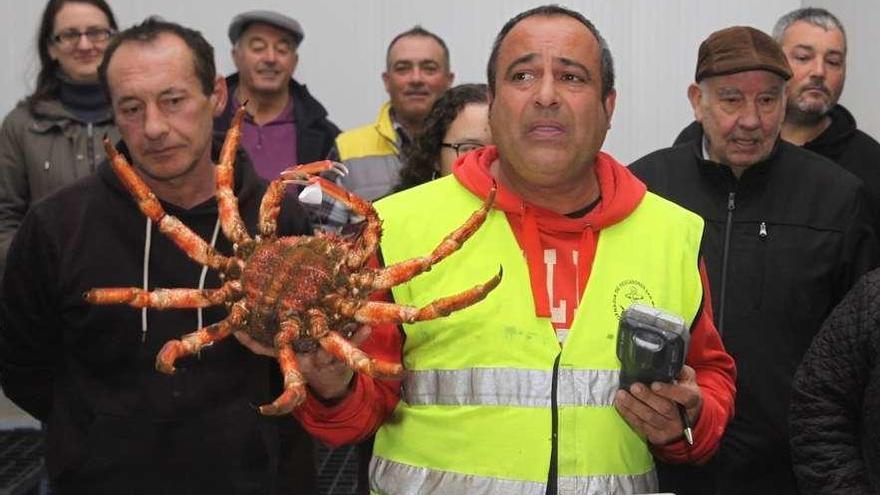 El lonjero de O Grove, con un buen ejemplar de centolla en la mano. // Muñiz